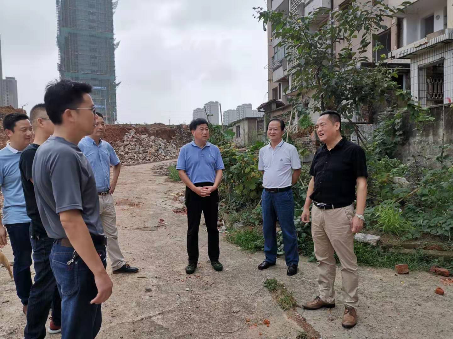 為加快方家沖、造紙廠和桂花園新安置區(qū)建設(shè)，2019年9月5日下，市城建集團(tuán)總經(jīng)理衛(wèi)民陪同市政府副秘書長(zhǎng)劉陳寅深入項(xiàng)目建設(shè)現(xiàn)場(chǎng)，調(diào)度推進(jìn)安置區(qū)征遷工作.jpg