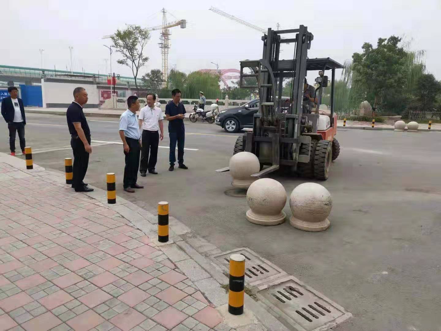 為向新中國(guó)成立七十周年獻(xiàn)禮，市城建集團(tuán)攻堅(jiān)克難，實(shí)現(xiàn)了北門棚改區(qū)域民生路10月1日零時(shí)順利通車。國(guó)慶假期，市城建集團(tuán)堅(jiān)持做好一線工作，在與交警部門共同做好民生路通車保障工作外，抓細(xì)節(jié)，抓落實(shí)，確保其他各項(xiàng)工作有序推進(jìn)。.jpg